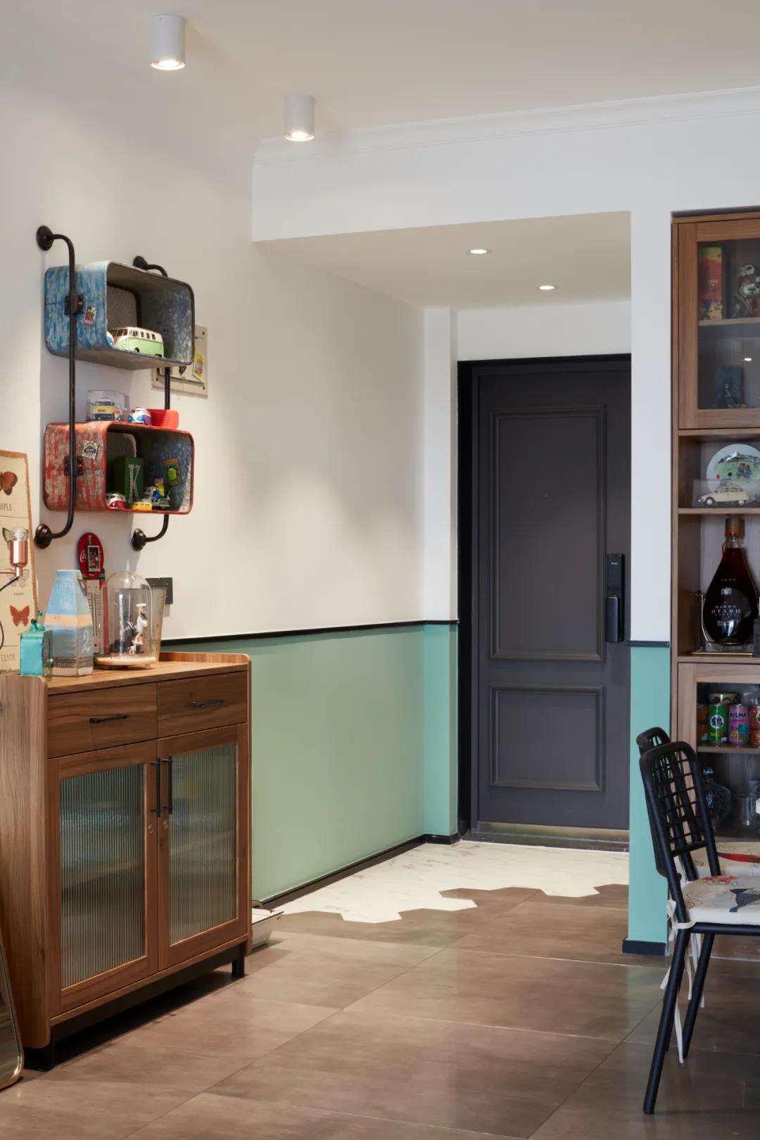 89㎡二手小黑屋狂刷綠色半墻，變身中世紀博物館！ 