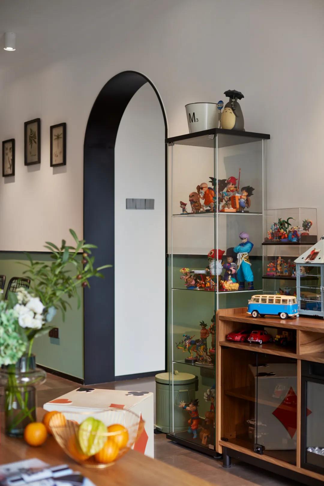 89㎡二手小黑屋狂刷綠色半墻，變身中世紀博物館！ 