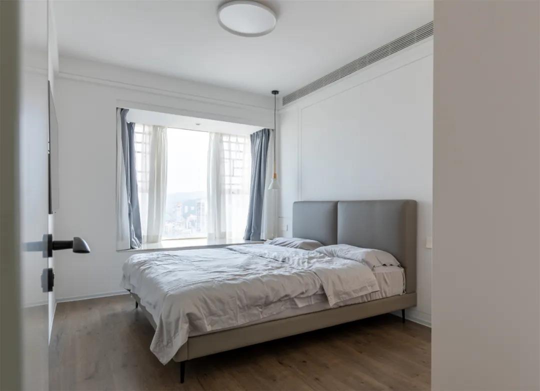 高級(jí)感大平層：飄窗別打通了！他家神奇改造多一室