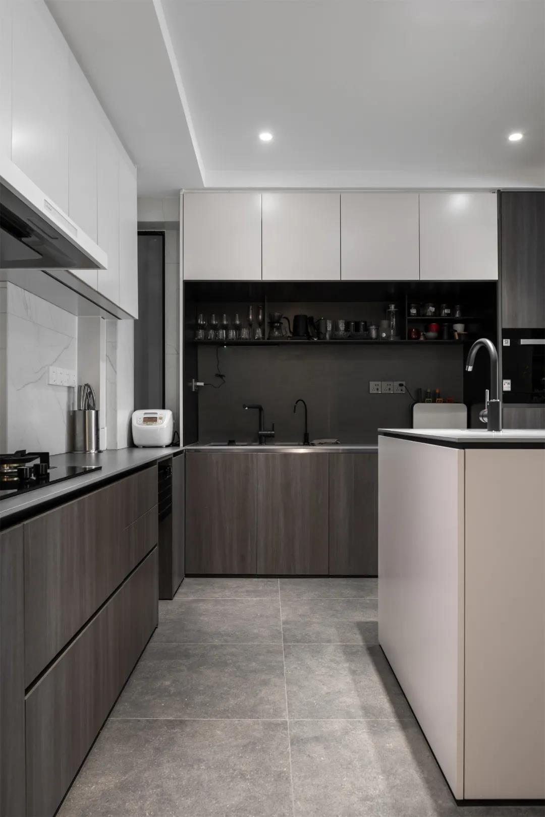 高級(jí)感大平層：飄窗別打通了！他家神奇改造多一室