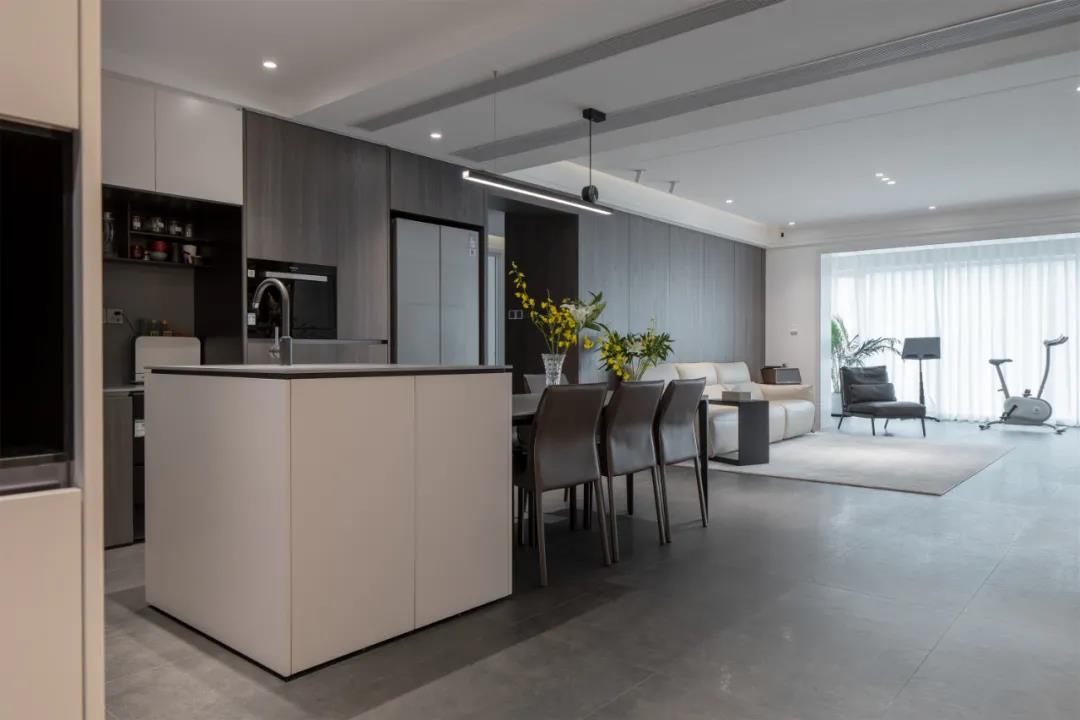 高級(jí)感大平層：飄窗別打通了！他家神奇改造多一室