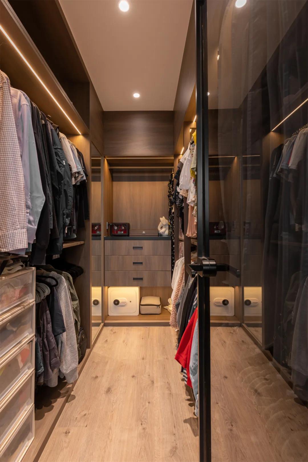 高級(jí)感大平層：飄窗別打通了！他家神奇改造多一室