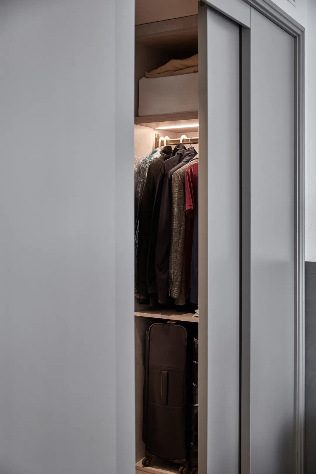 裝修也內卷？黑白+原木打造廣州120㎡電影里的高級感	