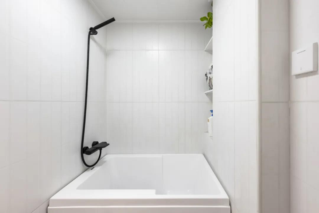 老房沒廳？80㎡三居變兩居，生活、會客、休閑面面俱到！