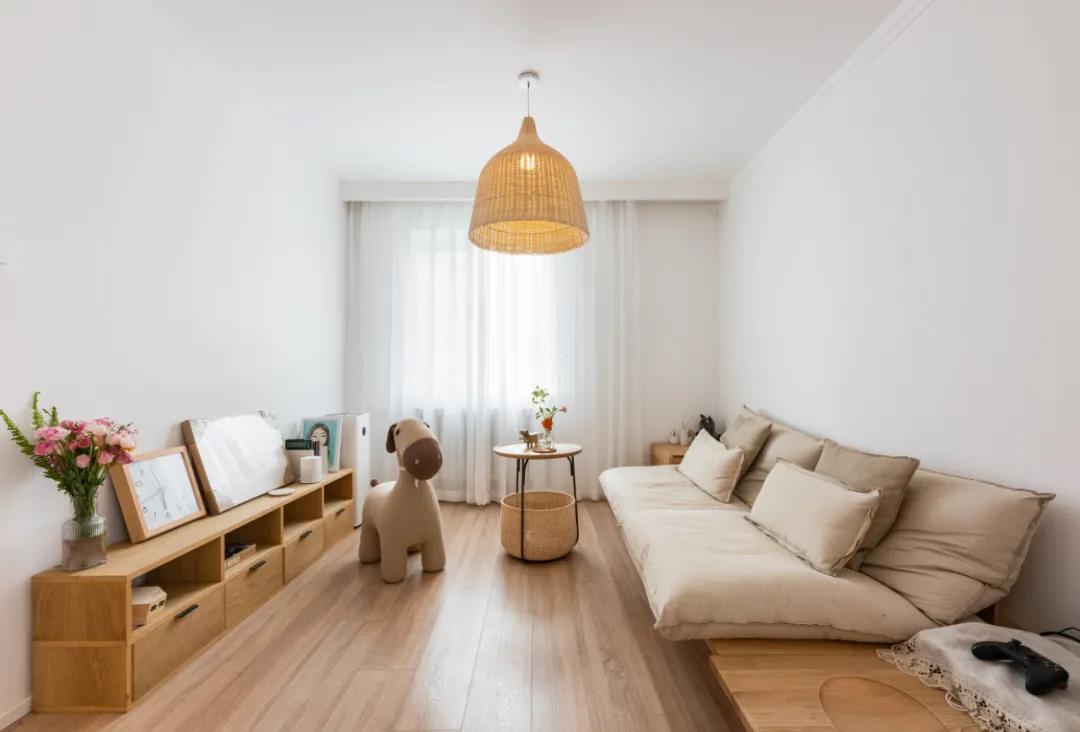 老房沒廳？80㎡三居變兩居，生活、會客、休閑面面俱到！