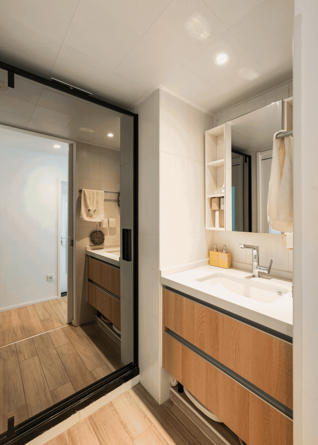 老房沒廳？80㎡三居變兩居，生活、會客、休閑面面俱到！