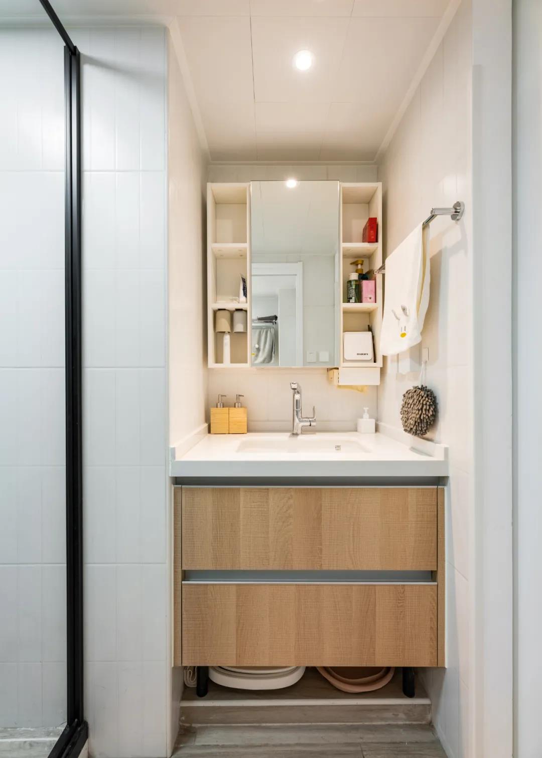 老房沒廳？80㎡三居變兩居，生活、會客、休閑面面俱到！