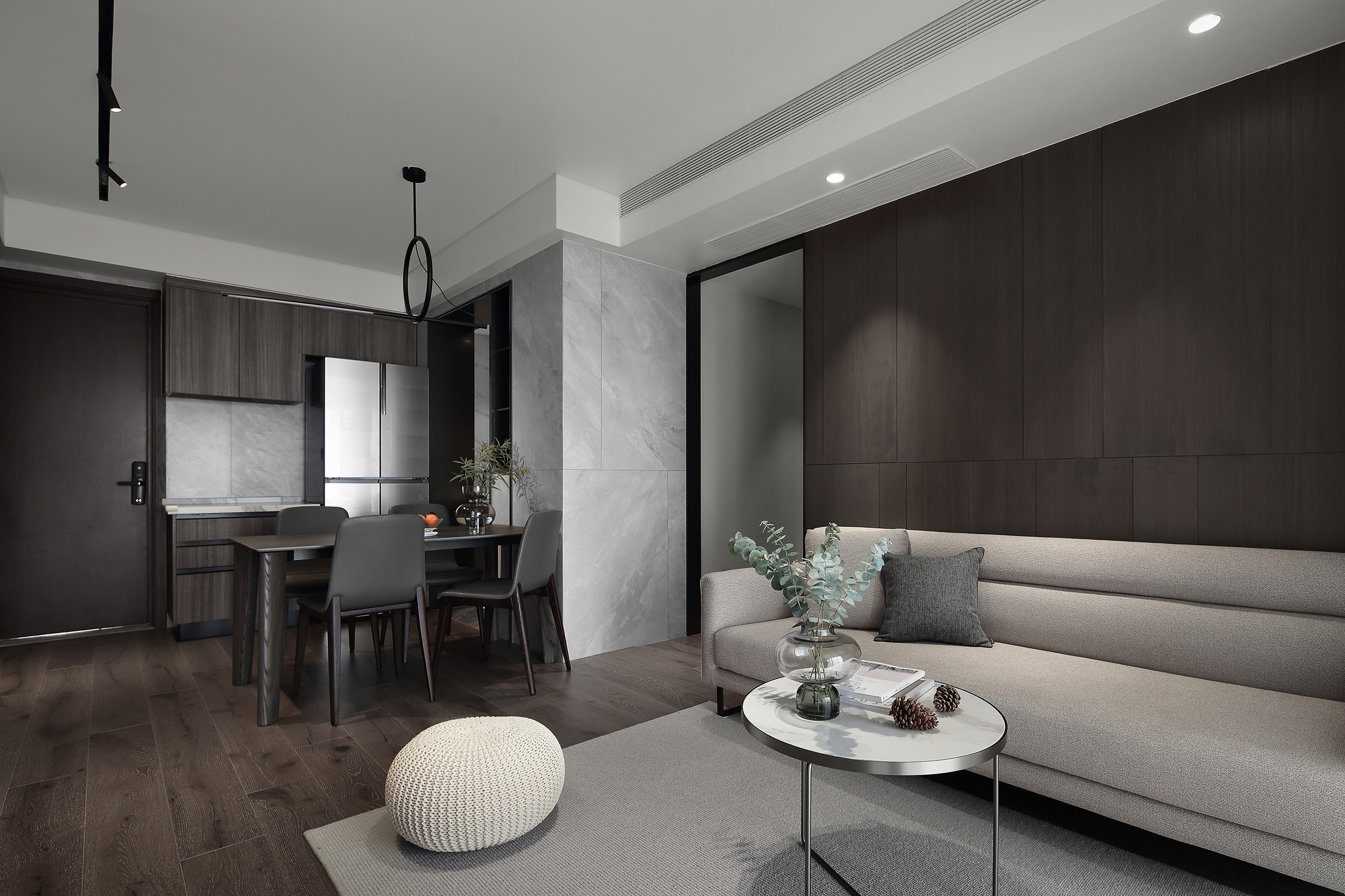 現(xiàn)代輕奢小三居，黑灰色調(diào)由簡入繁，滿足帶娃夫婦所有需求