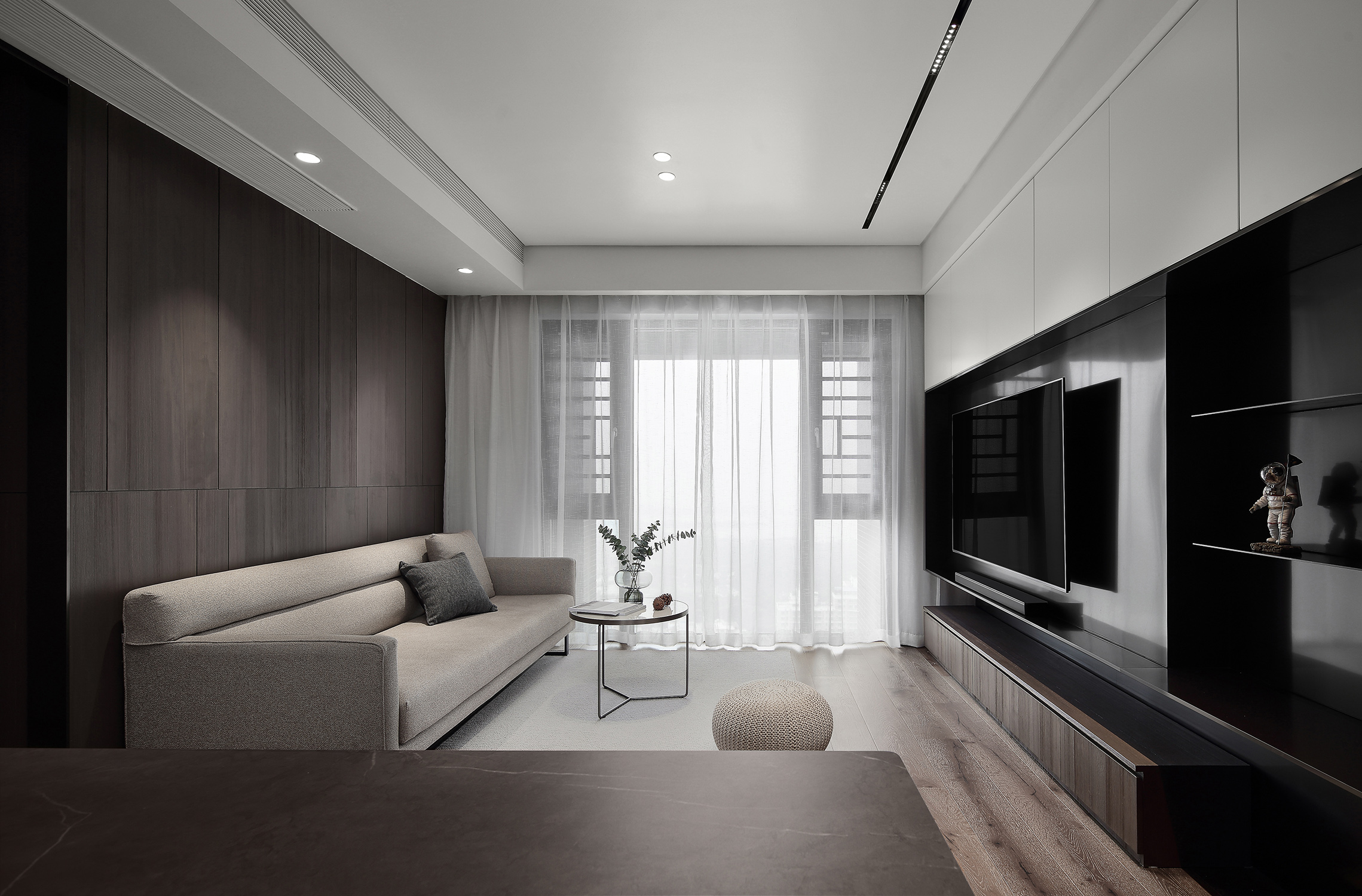 現(xiàn)代輕奢小三居，黑灰色調(diào)由簡入繁，滿足帶娃夫婦所有需求
