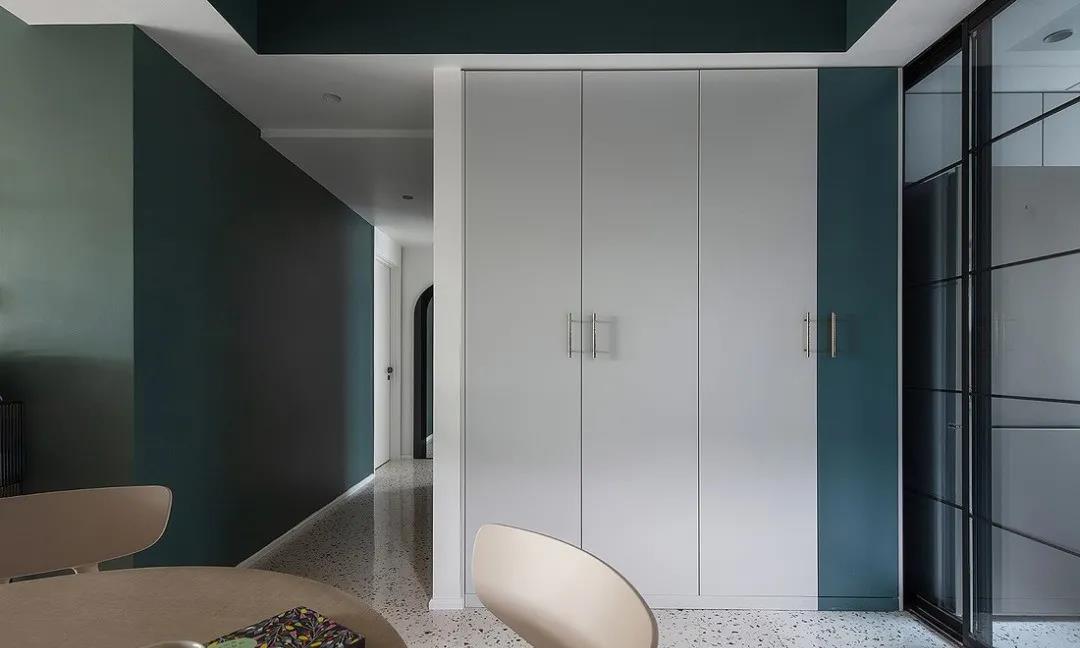 客廳去電視化，78㎡三口之家書墻+休閑吧，好看又實用